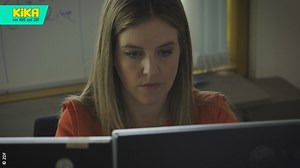 Wie entstehen die Nachrichten bei "logo!" und worauf achten Moderatorin Jennie und ihr Team, wenn sie die Sendung vorbereiten? Hier bekommt ihr einen Einblick in die Arbeit. ⚠️ Aufnahmen wurden vor Beginn der Corona-Pandemie gemacht ⚠️ | KiKA