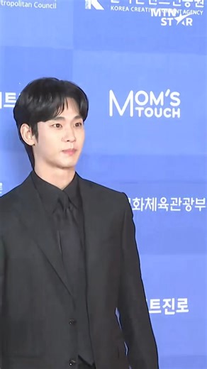 Kim Soo-hyun in an all-black suit is so sexy. 🖤 6th Newsis Hallyu Expo Awards Ceremony Photo Wall #김수현 #KimSooHyun #NewsisHallyuExpo #MoneyTodayBroadcasting #MTN #MTNSTAR @mtn.starnews: instagram.com/reel/C_KFHjyi3yK/?igsh=MWpmemtodTlrcnZscA== | Kimsoohyunshi Philippines FC