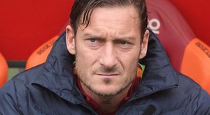 Totti «fermati e chiedi scusa»: i vip criticano l'intervista su Ilary Blasi. Chi ha commentato