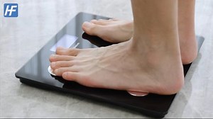 HOMEFASHION Bluetooth-Körperfettwaage, digitale Personenwaage, iOS- und Android-App, kabellose Körperanalysewaage für Körpergewicht, Körperfett, BMI, Wasser, Muskelmasse, Knochen, schwarz mit blauer