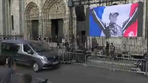 Décès - Le cercueil d'Anthoine Hubert sort sous les applaudissements