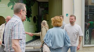 TOM VAN DER VELDEN EN GLORIA ALTENA GENOMINEERD VOOR ONDERNEMERS- EN VASTGOEDPRIJS BINNENSTAD VENLO 🏆 De binnenstad van Venlo is continu in beweging. Vastgoedondernemers en ondernemers dragen daar ieder op hun manier aan bij. Zo ook Tom van der Velden en Gloria Altena van Boutique Hotel Venlo. Op de Gasthuisstraat hebben zij een historisch pand volledig gerenoveerd tot winkel en boutique hotel. We stelden eerder Gerrit Schuurs aan je voor, de komende twee weken leer jij ook de andere 3 genomine