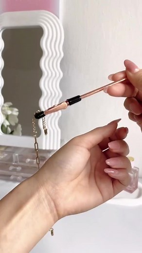 Effortlessly wear your bracelets with Bracelet Helper Tool! 💍✨ A must-have for easy and stylish bracelet application. Enjoy hassle-free accessorizing every day. 💖🌟Get it here👉👉 | Presencte/521