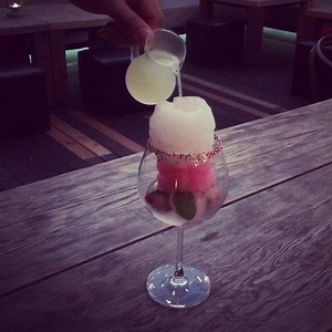 หากคู่ไหนยังไม่มีร้านไปเติมความหวานในวันวาเลนไทน์นี้ แม็กซิมขอชวนไปจิบเครื่องดื่มดีๆ แบบมีลูกเล่น ที่ amontre PLaYrOom & braSSerie ร้านอาหารบรรยากาศสไตล์ห้องนั่งเล่น และ "all Six To Twelve" cafe & social bar ร้านอาหารชิคๆ แนวลอฟท์เท่ๆ อย่างแก้ว Heart Melt นี้ที่มาพร้อมกิมมิกสนุกๆ ก่อนดื่ม และเพิ่มความสดชื่นซาบซ่านให้กับคู่รักได้เป็นอย่างดี | MAXIM Thailand