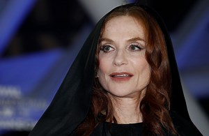 Avec son carré ultra moderne, Isabelle Huppert illumine la Croisette - Elle