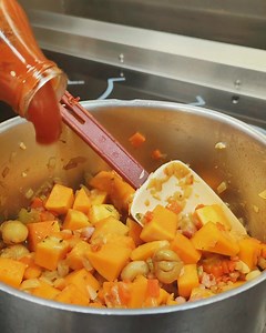 Show chef Martha's treating Jayne Middlemiss to a lovely winter warming stew on the Graham Norton Radio Show with Waitrose 🍲 She's made Mary Gwynn's pumpkin, chestnut and borlotti bean stew 🫘 Find out how to make your own on our Waitrose recipe hub⤵️ 👩‍🍳 waitrose.com/showchef #GrahamNortonRadioShow #PumpkinRecipes Waitrose & Partners | Virgin Radio UK