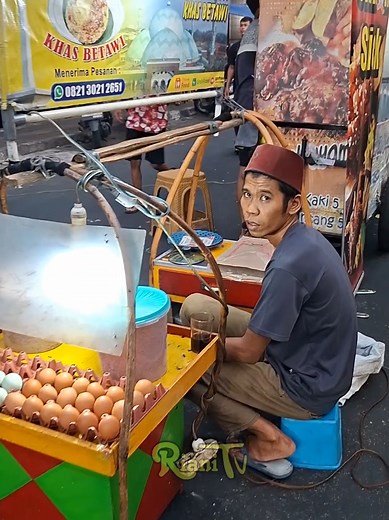 beli kerak telor campur 2 telor bebek dan ayam MURAH BANGET..!! Cuma 35rb #streetfood #keraktelor #culinary #kulinerjakarta #jajananviral