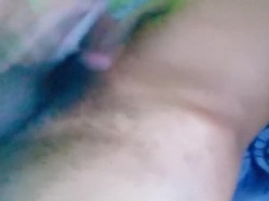 Solo Aziatische jongen pist en speelt met ballen en lul