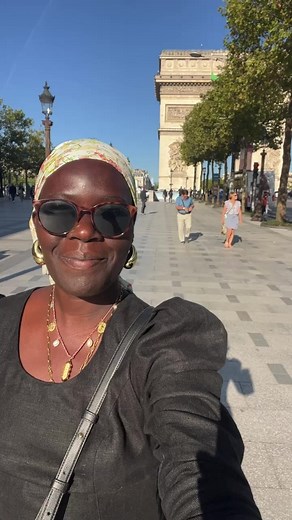 A walk on the Champs Élysée 💕🇫🇷 #paris #myparisianlife #paristourguide #localparis | myparisianlife.com