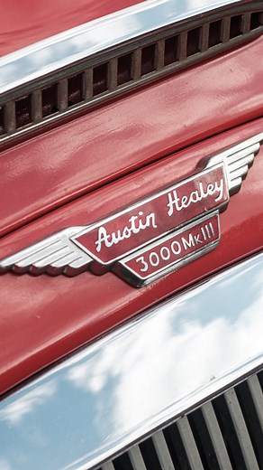 The Classics Vintage Rally Healey Automatic is the new watch resulting from the collaboration between Frederique Constant with Austin-Healey. The Vintage Rally collection reflects the unbreakable bond the two maisons share in drawing on tradition to create thoroughly retro designs in a modern interpretation. This new model is limited to 1888 pieces. #LiveYourPassion #VintageRallyCollection #LimitedEdition #MenWatch #VintageCar | Frederique Constant