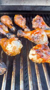 Bring the Heat to Your Super Bowl Buffet! 🔥🍗 Game day just got better with these Sweet ‘n Spicy Sriracha Glazed Wings straight off the grill! This crowd-pleaser is the perfect combo of bold flavors and finger-licking goodness. Recipe: 4 to 5 pounds chicken thighs, wings, or a combination of both Kosher salt and freshly ground black pepper For the sauce: ¼ cup light brown sugar, packed 2 tablespoons water 2 cloves garlic, grated 1-inch fresh ginger, peeled and grated Grated zest from one large 