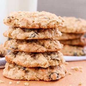 These oatmeal coconut cookies are just the best! 🍪🥥 Recipe: https://valentinascorner.com/oatmeal-coconut-raisin-cookies/ | Valentina's Corner