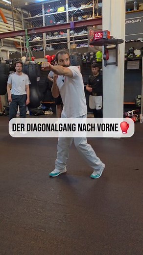 Der Diagonalgang nach vorne📌 Der Diagonalgang ist einer der zwei Hauptgangarten im Boxen und ist besonders dann wichtig, wenn es darum geht, Distanz zu verkürzen. Gerade im Amateur-Boxen wird er viel benutzt, da man schnell viel Reichweite gut machen muss, um bewegliche Ziele zu treffen und Punkte für den Sieg zu holen #Boxen #Boxtraining #BoxenFürAnfänger #BoxenTipps #Boxtechnik #BoxtrainingTipps #BoxenKöln #KölnBoxing #BoxenNRW #NRWBoxing #KampfsportKöln #FitnessBoxen #BoxenWorkout #BoxenMoti