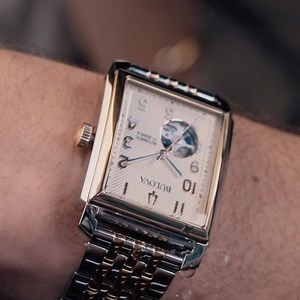 25 reactions | ¡Estilo espectacular y elegancia sin límite! Te presentamos este nuevo reloj de nuestra colección Sutton, con diseño clásico en el que se puede observar el exclusivo movimiento mecánico de cuerda automática a través de la carátula de corazón abierto. ⌚️98A308 #RelojesParaCaballero #Bulova #BulovaSutton #Sutton #Fall2023 #watch #relojes | Bulova | Facebook