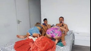 STEP-SISTER organise une soirée pyjama pour encourager PETITE SOEUR à faire l'amour, la soirée pyjama se transforme en soirée saucisse !