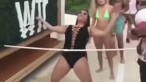 Une fille en maillot de bain fait un limbo (Fail)