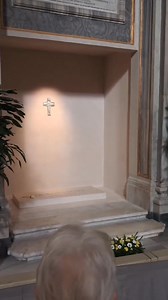 103K views · 5.2K reactions | Un po' di tempo fa' sono andato a visitare la tomba di Papa Francesco a Santa Maria Maggiore c’era parecchia gente , ho notato che ai #Fedeli manca tantissimo ! Penso che sia stato uno dei papa più amorevoli di tutti i tempi di lui non dovremmo mai dimenticare niente e dimenticare lui come persona perché ha saputo amare tutti senza esclusione un papa veramente d’oro ❤️ | Roma Città Meravigliosa Due | Facebook