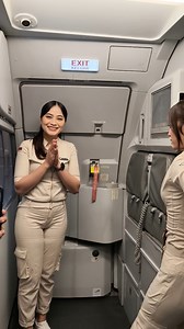 1.6M views · 36K reactions | Moment Menunggu Proses Buka Pintu Pesawat Oleh Pramugari Cantik Super Air Jet Setelah tiba di Bandara Tujuan. #pramugaricantik #pramugariindonesia #pramugariviral #pramugarisuperairjet #pramugarihits #pramugariidola #pramugari #superairjet #cabincrew #cabinlife #flightattendant #rajavideoid | Raja Video ID | Facebook