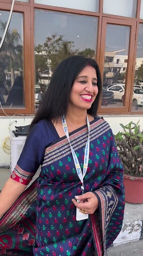 1.3K views · 817 reactions | Beautiful saree simple naari #lovesaree #sareelovers #sareeseduction #bombayselection #banarasisarees #silksareesonlineshopping #traditionalsaree #sareestyle #sumantejyoti #dodojiipunjabi #smilechallenge #simplesaree | Suman Bhatia | Facebook