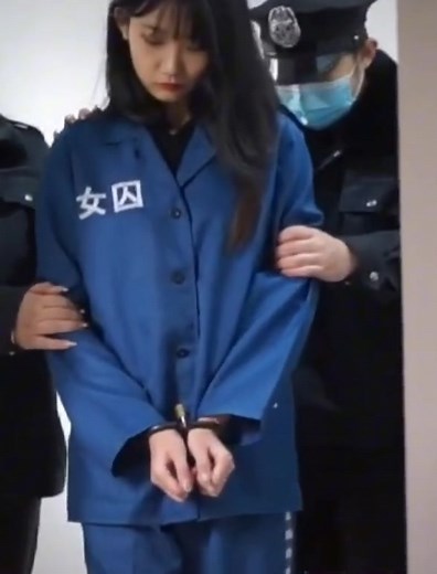 美丽女犯被手铐脚镣的监狱生活