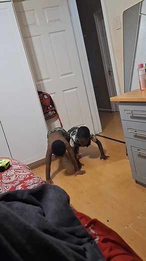 It's a battle of the "one finger " push-ups 😅 | Ongeziwe Toeba