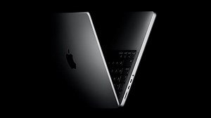 Apple MacBook Pro Laptop mit M5 Pro Chip mit 15-Core CPU und 16-Core GPU: Entwickelt für KI, 14,2" Liquid Retina XDR Display, 24 GB gemeinsamer Arbeitsspeicher, 2 TB SSD, WLAN 7; Space Schwarz