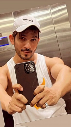 4.8K views · 173 reactions | Mirror Selfies盧爵 . . #ArjunBijlani #Arjuners #8YearsLoveForArjun | Arjun Bijlani Fans | Facebook