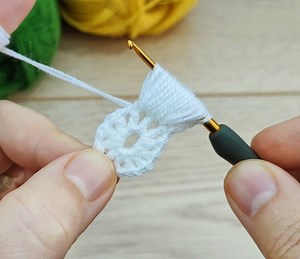 the easiest crochet flower making 💯💥 puff flower | Knitting & Crochet World