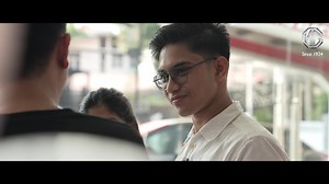 ❤️ ချစ်ခြင်းမေတ္တာတွေကို အကောင်းဆုံးပြသသွားပြီး အမှတ်ရများစွာနဲ့ယှဉ်ပြိုင်ခဲ့ကြတဲ့ MG Valentine ပြိုင်ပွဲကြီးကတော့ အောင်အောင်မြင်မြင်နဲ့ပြီးဆုံးသွားလို့သွားခဲ့ပါပြီ... ယခုအခါမှာဆိုရင်တော့ အနိုင်ရရှိသွားတဲ့ 1st Runner Up ဆုပိုင်ရှင်အတွက် ရွှေသားစစ်စစ်နဲ့ ပြုလုပ်ထားတဲ့ MG Gold Couple Rings လေးကို ချစ်စရာကောင်းတဲ့ ပြင်ဆင်မှုတွေနဲ့အတူ ခမ်းခမ်းနားနားပေးအပ်ခဲ့ပြီး၊ ထူးထူးခြားခြားအမှတ်တရအနေနဲ့ Romance Area လေးပြင်ဆင်ပေးထားတဲ့ MG Showroom မှာ ဆုရရှိသွားတဲ့ကောင်လေးက ကောင်းမလေးကို MG Couple Ring လေးနဲ့ပဲ 