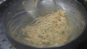 Die Nudeln mit Gemüse in einer: Stockvideos & Filmmaterial (100 % lizenzfrei) 1100163215 | Shutterstock