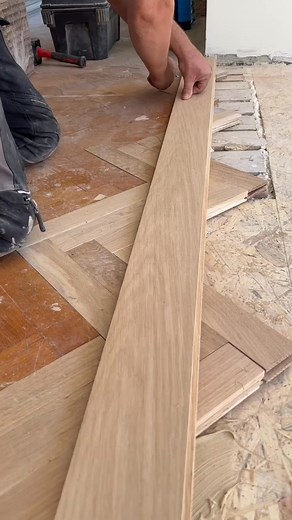 Add and cut off old strip parquet on blind floor #parkettpro #meisterbetrieb #stabparkett #hardwoodflooring | Leo Room Decor