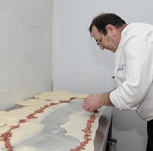 Evo kako na jednostavan i brz način napraviti ukusan bosanski burek; 'Ovo morate probati, naprosto je odličan i za prste polizati'