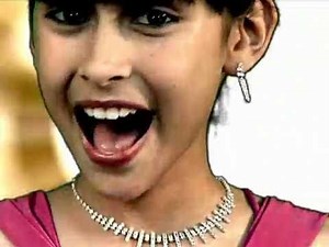 UN POQUITO VIDEO OFICIAL.