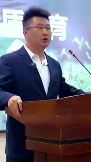Pertama Kali Bicara di Atas Panggung: Pengalaman Tak Terlupakan