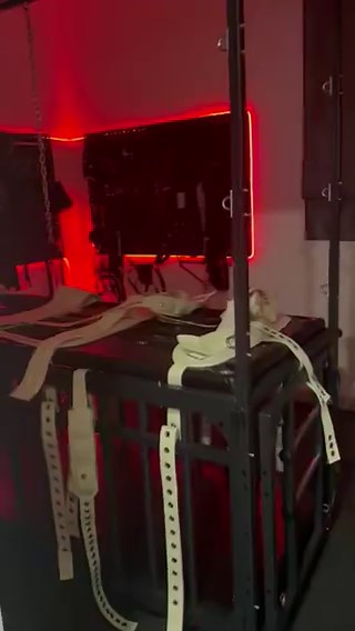 參觀了@kinkhausbkk 的工作室大開眼界本人也超帥超好相處⋯下次要帶大屌奴來找他聯名😈有興趣被調教的去曼谷也可以找他看看