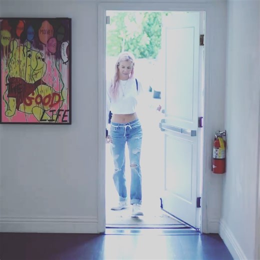 Andrea Bernard on Instagram: "Couldn’t have been better timing to get a booty and ab work out after tweaking my ankle last month so I couldn’t work out. Even if i could, 20,000 crunches and booty lunges in 30mins = heaven dm @juliemcdonald to book and get mega summer discount oxox Andrea  @bodylogicla"