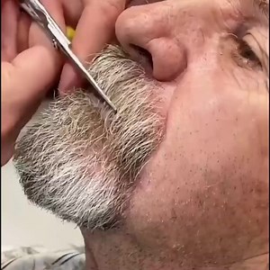 3 comments | Esta mini máquina de barbear é ótima para remover pelos de todas as partes do corpo, incluindo pernas, axilas, peito...  concebida para mulheres e homens  versátil e eficaz  barbear suave e confortável https://top.vigoexpress.pt/razomatic/t1/v1/lp1?psh=2i99&pco=2i99&sp=7717i997 | Vigoexpress | Facebook