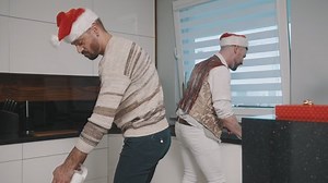 Happy Gay Couple Cleaning Kitchen Santa: стоковое видео (без лицензионных платежей), 1064187514 | Shutterstock