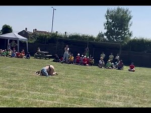 Single mum who accidentally mooned sports day hit on by 100s of men