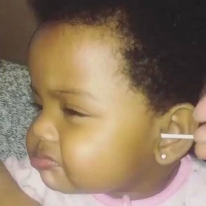 Baby she better enjoy that Qtip... @blackmomsblog - Name one thing that feels better than a good ear scratch! Baby girl feeellllsssss it! www.blackmomsblog.com 📸: @mickelles_twins | "SwagHer"
