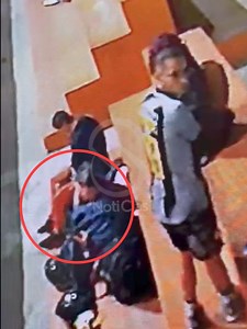 171K views · 797 reactions | #AtenciónVUELVE Y JUEGA LOS AMIGOS DE LO AJENO VUELVE A TOMAR LAS COSAS AJENAS. En cámaras quedaron identificados dos sujetos cuando se llevaron una maleta con sus pertenencias, los hechos ocurrieron en la cancha sintética del Manila la noche anterior en Fusagasugá. Se le hace el llamado a las personas que vean estos sujetos hacer el aviso a las autoridades. | Sin Control Noticias | Facebook