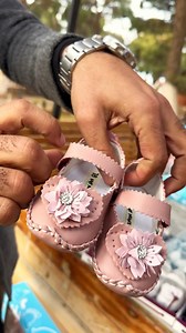 البيع بالجملة فقط للتجار و صحاب التجارة الإلكترونية BABY PRINCE جابتلكم عرض بزاف شباب مناسب بزاف لموسم العيد 3 ألوان 📦 Palette فيها 12 paire 👶 Les pointures من 3 حتى 18 mois 🚚 توصيل متوفر لـ 69 ولاية 📩 للطلب أو مزيد من التفاصيل، تواصلو معنا الآن. #BabyPrince #VenteEnGros #Grossiste #CommerceElectronique #ChaussuresBebe #ModeBebe #BabyShoes #BoutiqueBebe #EcommerceAlgerie #ProduitsBebe #CollectionEid | Baby prince Shoes