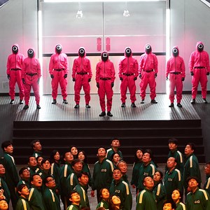 214K views · 4.2K reactions | A durat peste 10 ani ca Hwang Dong-hyuk să creeze Squid Game. A fost nevoie de doar 17 zile și 111 milioane de fani de pe tot globul ca să devină cel mai mare serial Netflix încă de la lansare. | Netflix | Facebook