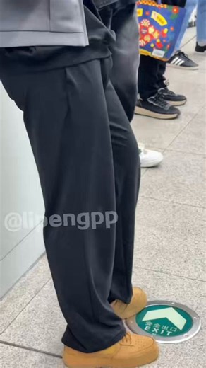RT @lipengpp: new！ 西装处男 的狂喷日记新认识的大哥哥，本来想一直纯友谊，但那天跟他一起坐地铁看到他裆部的大包 我实在忍不住了…全程对话暧昧刺激 大哥哥很会喷精 还是个深柜第一次跟男生玩 #男性向 #直男 #粉牛 #正装牛 #磨枪 现在海口 4/18…