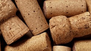 Used Wine Corks Closeup Winery Background: vídeo stock (100% livre de direitos) 1103089323 | Shutterstock