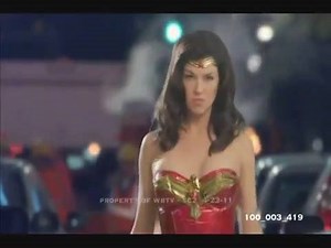 Hoy hace 8 años hubieramos tenido una de las versiones más oscuras de Wonder Woman. Adrianne Palicki se encargó de dar vida a Diana Prince en la serie que se desarrollaría para Wonder Woman en el año 2011 pero que no pasó de su capítulo piloto, por lo ruda y oscura de la serie. Una Wonder Woman que le partía la madre a cualquiera que se cruzaba con ella. -Feln Son- | Que Hype