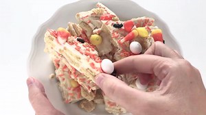 Halloween cookie candy bark - YES AND PLEASE. Get the recipe: momspark.net/halloween-cookie-bark-recipe | Mom Spark