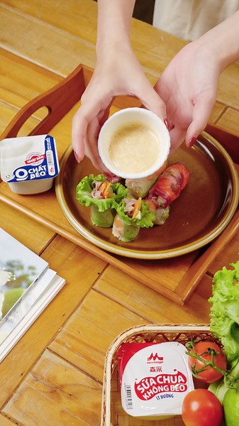 Gỏi cuốn eat clean với xốt chấm sữa chua Morinaga