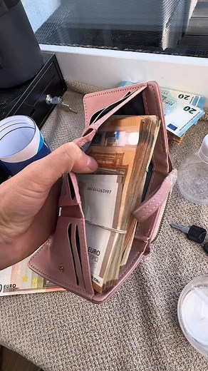 6.8K views · 2.2K reactions | Counting & crinkling euro notes — just for the sound and the visuals  Pure ASMR vibes, no real transactions  #asmr #fyp #fürdich #cash #euro #geld #oddlysatisfying #counting | Euro Whispers ASMR | Facebook