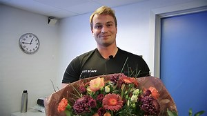 Knæk Cancer: Som nyuddannet fysioterapeut tog Emil mod kræftramte Bente: - Han så mig som et helt menneske Kræftramte Bente Bundegaard var Emil Mygind Larsens allerførste patient som nyuddannet fysioterapeut. Hans behandling af Bente hjalp hende ikke blot med at styrke kroppen - den satte også dybe taknemmelige spor i hende. Derfor ville hun gerne takke sin fysioterapeut med en buket blomster 💐 #knækcancer #knækcancer2020 | TV SYD